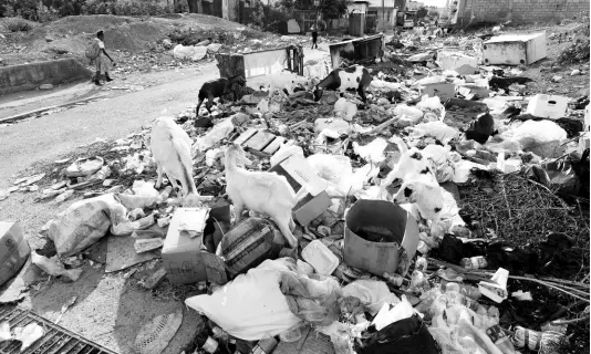  ?? RICARDO MAKYN/CHIEF PHOTO EDITOR ?? Garbage piled up at an intersecti­on in Kingston earlier this month.