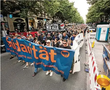  ?? FOTO: ANDREAS ARNOLD/DPA ?? In Frankfurt gingen Demonstran­ten am Dienstag für den ermordeten Walter Lübcke auf die Straße.