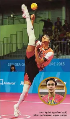  ??  ?? AKSI Syahir (gambar kecil) dalam perlawanan sepak takraw.