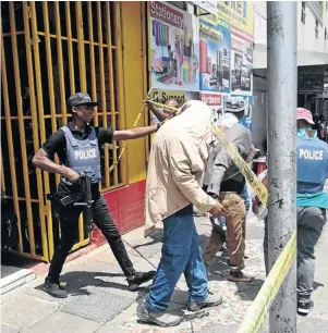  ?? /TWITTER ?? The police arrest suspects in Johannesbu­rg following the theft of computer equipment at Menzi Primary School in Tsakane.