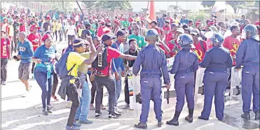  ?? (File pic) ?? Armed police officers formed a barrier near Manzini Infant Practising Primary School, along the SNAT Centre/Manzini Central Traffic Lights and blocked the march of students and democratic movement members, which was organised by SNUS during the commemorat­ion of Thabani Nkomonye on Friday.