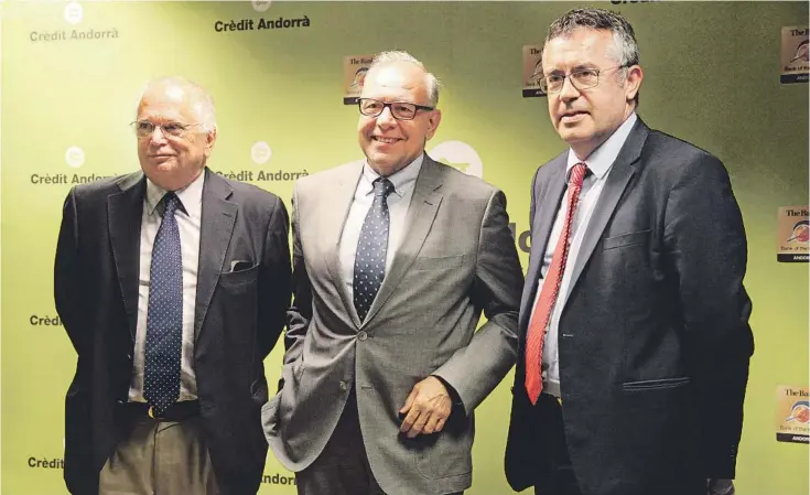  ?? Natalia Montane ?? De izquierda a derecha, Josep Maria Rosanas (Cátedra Crèdit Andorrà-IESE); Carlos Martínez Mongay, y Agustí Garcia Puig, director del Área de Secretaría General Técnica de Crèdit Andorrà.