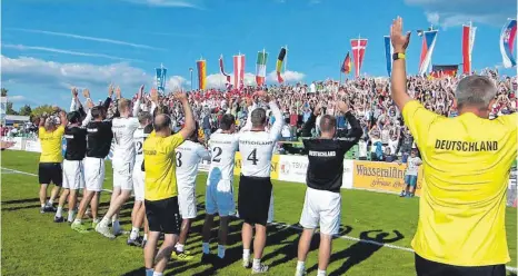  ?? FOTOS: BAUCH ?? Ein Dank an die Fans und an Adelmannsf­elden: die deutsche Mannschaft nach ihrem Finalsieg.