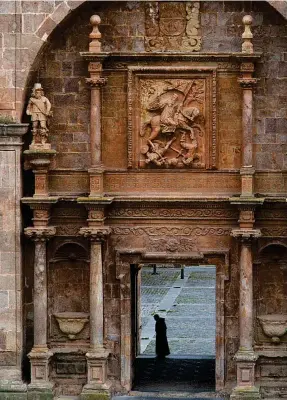  ??  ?? Vista de la fachada principal de la iglesia de la Asunción, en el monasterio de Yuso, en San Millán de la Cogolla.