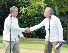  ?? LORENA HENRIQUEZ ?? Iván Duque y Luis Almagro luego de la reunión que sostuviero­n en Cartagena.