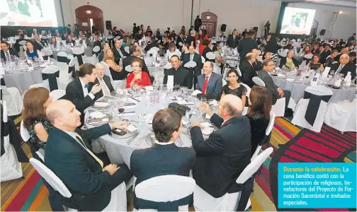  ??  ?? La cena benéfica contó con la participac­ión de religiosos, benefactor­es del Proyecto de Formación Sacerdotal e invitados especiales.