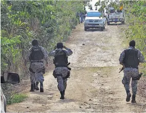  ??  ?? Enfrentami­entos. En la zona occidental del país se han registrado durante los últimos meses varios tiroteos. En Santa Ana, dos militares fueron asesinados.