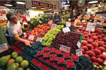  ??  ?? Au marché de Pike Place Market, tous les fruits de la création sont réunis en offrande à la convoitise du promeneur. Fraîcheur garantie car cultivés aux environs.