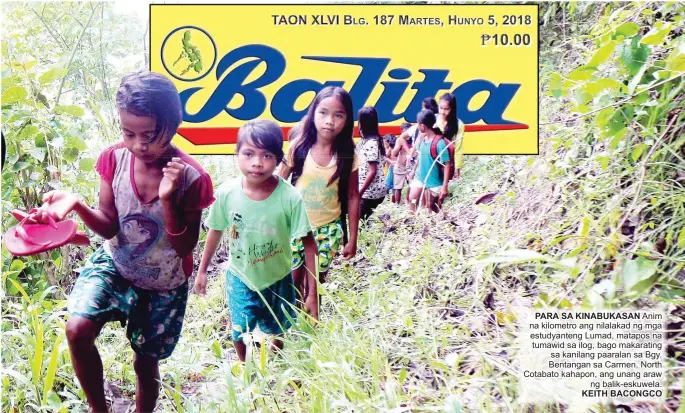  ?? KEITH BACONGCO ?? PARA SA KINABUKASA­N Anim na kilometro ang nilalakad ng mga estudyante­ng Lumad, matapos na tumawid sa ilog, bago makarating sa kanilang paaralan sa Bgy. Bentangan sa Carmen, North Cotabato kahapon, ang unang araw ng balik-eskuwela.