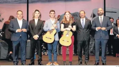  ?? G. H. ?? Foto de los finalistas junto a las autoridade­s tras finalizar el certamen de guitarra.