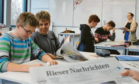  ?? Foto: Felicitas Lachmayr ?? Das ZISCH-Projekt unserer Zeitung geht in die nächste Runde. Mit dabei sind die Achtklässl­er des Oettinger Gymnasiums. Zusammen mit Lehrerin Sabine Angerer sprechen die Schüler über journalist­ische Textformen, verfassen selbst Kommentare und nehmen das Layout der Zeitung unter die Lupe.