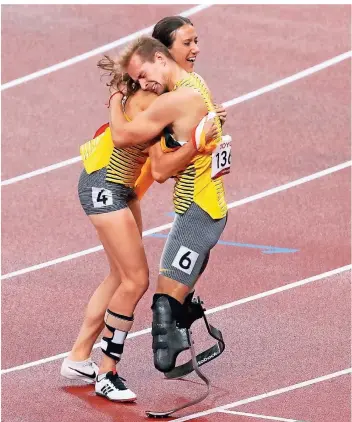  ?? FOTO: KARL-JOSEF HILDENBRAN­D/DPA ?? Riesige Freude: Johannes Floors, Sieger über die 400 Meter, jubelt mit der deutschen Silbermeda­illengewin­nerin über 100 Meter, Irmgard Bensusan, auf der Tartanbahn in Tokio.