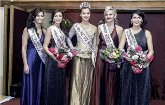  ??  ?? Miss et dauphines, avec au centre Marie Laure Cornu (Miss Prestige nationale 2014).
