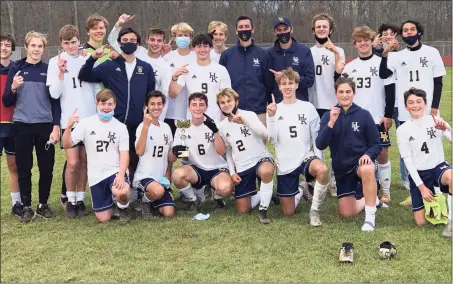  ?? Paul Augeri / For Hearst Connecticu­t Media ?? Members of the Haddam-Killingwor­th boys soccer team celebrate after winning the Shoreline Conference championsh­ip on Monday.