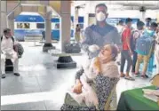  ?? ARVIND YADAV/HT PHOTO ?? A woman undergoes Covid test at Nizamuddin railway station on Sunday.