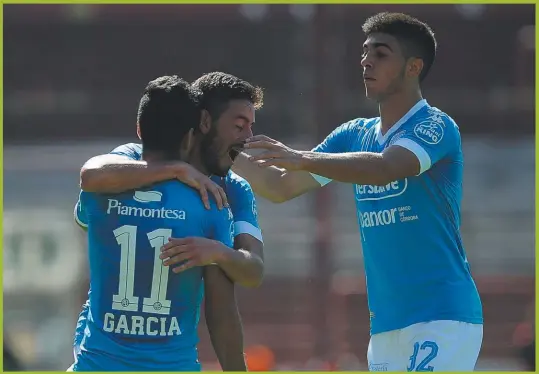  ?? CEDOC PERFIL ?? TODOS CON EPIFANIO. El paraguayo Epifanio García volvió a convertir para la “B” ayer en La Paternal. Sus compañeros celebraron su golazo.