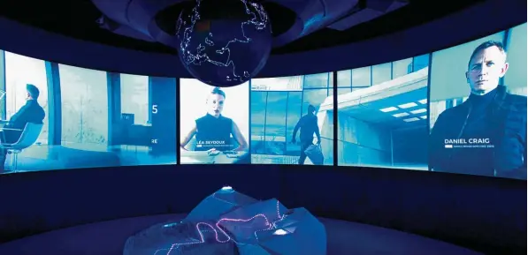  ?? Fotos: Müssig ?? Ultraschne­lle Videoseque­nzen empfangen den Besucher im neuen Bond Museum in Sölden auf 3040 Metern Höhe. Das „007 Elements“gibt Einblicke in den Dreh von „Spectre“.