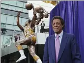  ?? REED SAXON — THE ASSOCIATED PRESS FILE ?? Elgin Baylor stands next to a statue honoring the Minneapoli­s and Lakers great in 2018. Baylor, the Lakers’ 11-time All-Star, died Monday of natural causes. He was 86.