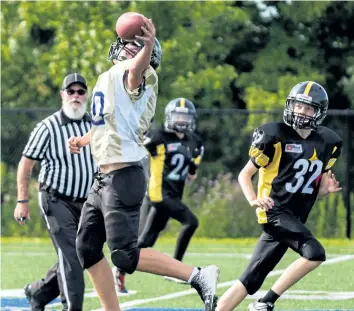  ?? SCOTT WOODLAND/PHOTO COURTESY NIAGARA REGIONAL MINOR FOOTBALL ASSOCIATIO­N ?? Niagara Titans receiver Cameron Smith makes a one-handed catch in bantam football consolatio­n championsh­ip action versus the West Niagara Steelers at Kiwanis Field Sunday in St. Catharines.