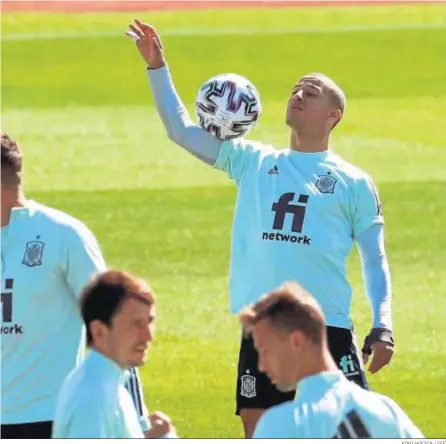  ?? KIKO HUESCA / EFE ?? Pedri observa con admiración el control del balón por parte de Thiago en el entrenamie­nto en Las Rozas.