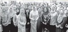  ??  ?? SHAHRIZAT (lima kanan) merakamkan gambar kenangan bersama Jainab (empat kanan), Armani (tiga kanan) serta pegawai kanan kerajaan dan barisan wanita yang hadir.