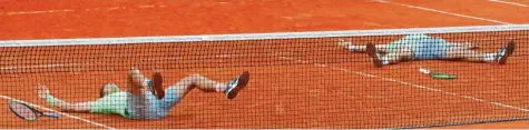  ?? Foto: Pavel Golovkin, dpa ?? Auf rote Asche gebettet: Die Überraschu­ngssieger des Doppelturn­iers der French Open, Andreas Mies und Kevin Krawitz.