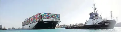  ?? BILD: Suez Canal Authority/dpa ?? Das Containers­chiff „Ever Given“in Begleitung von Schleppern