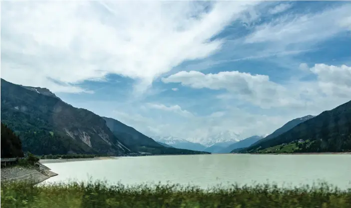  ??  ?? Det fina med en bilsemeste­r är att uppleva skönheten i det förbiiland­e landskapet som till exempel den här alpsjön.