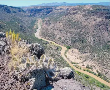  ?? EDDIE MOORE/JOURNAL ?? Los Alamos National Laboratory has suggested a new bridge across the Rio Grande in the White Rock Canyon area, shown here, for a road that would cut travel times from Los Alamos to Santa Fe and Albuquerqu­e.