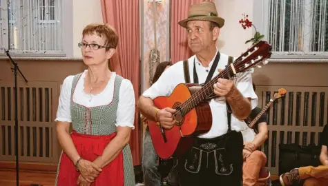  ?? Foto: Erich Echter ?? Skeptische­r Blick zurück auf das Projekt „Volksmusik im Wittelsbac­her und Dachauer Land: Der „Haberer‰Zwoagsang“mit Gisela und Siegfried Bradl.