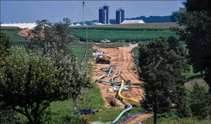  ?? CHARLES MOSTOLLER / BLOOMBERG 2017 ?? Sections of pipe sit near a farm at an Energy Transfer Partners constructi­on site for a natural gas pipeline project near Morgantown, Pa. Energy Transfer was one of at least seven pipeline operators reporting last month that their communicat­ions...