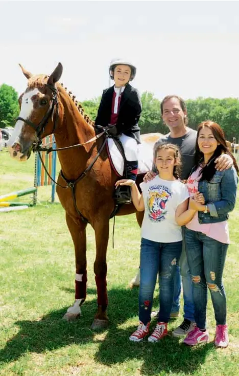  ??  ?? El funcionari­o, junto a su mujer, Laura Russo, y su otra hija, Abigail, alentaron a “Oli”, quien exhibió su destreza saltando obstáculos montando un caballo.