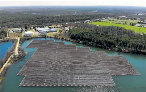  ?? FOTO: SETH WENIG/AP PHOTO ?? In den USA werden schwimmend­e Fotovoltai­k-Anlagen, hier in Sayreville in New Jersey, vermehrt gebaut.