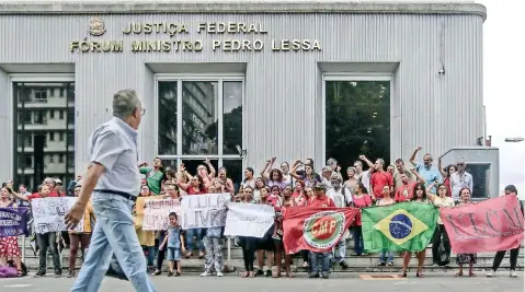  ??  ?? Simpatizan­tes del ex presidente de Brasil, Luiz Inácio Lula da Silva, protestaro­n ayer frente al edificio de Justicia Federal en Sao Paulo, Brasil.