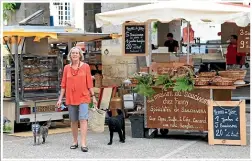  ?? SALLY TAGG ?? Bibby and dogs at the market in Martel.