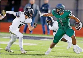  ?? [PHOTO BY SARAH PHIPPS, THE OKLAHOMAN] ?? Edmond Santa Fe defensive end Trace Ford, right, is set to sign with Oklahoma State on Wednesday.
