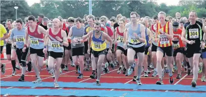  ??  ?? ●» Last year’s Macclesfie­ld Half Marathon attracted more than 800 runners