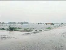  ??  ?? Sector del barrio Ytororó inundado por la lluvia registrada en la mañana de ayer.