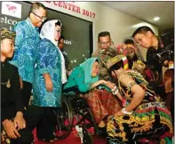  ?? GUSLAN GUMILANG/JAWA POS ?? MOHON DOA-RESTU: Sinta Nuriyah menyematka­n medali kepada Rizka Nurazizah dari Kaltim didampingi Dahlan Iskan dan Nafsiah Sabri.