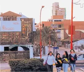  ?? (LA VOZ / ARCHIVO) ?? Villa Carlos Paz. Una localidad turística con muchos hoteles, restaurant­es y bares afectados por las subas de la electricid­ad.