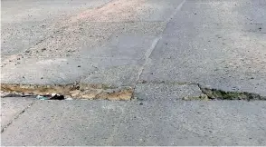  ?? Foto: Cortesía ?? Baches en la esquina de las calles Esperanza – Aurora son un peligro para los conductore­s de motos y bicicletas.