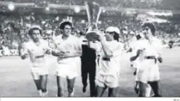  ?? M.G. ?? Gallego, Míchel y Juanito, con la Copa de la UEFA de 1985.