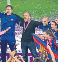 ??  ?? Lluís Cortés, de negro en el centro, en la celebració­n de la Champions.