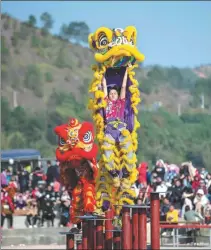 ?? HE HUAWEN / FOR CHINA DAILY ?? A lion-dance troupe stages a show in Tengxian county, Guangxi Zhuang autonomous region, on Jan 25 last year.