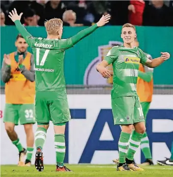  ?? FOTO: REUTERS ?? Torschütze des Tages: Gladbachs Thorgan Hazard (r., mit Oscar Wendt).