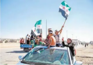  ?? EFE ?? Protesta con banderas sirias revolucion­arias en la provincia de Idlib