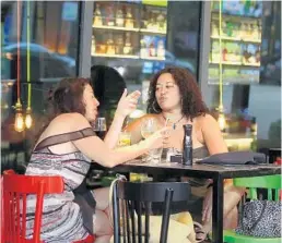  ?? CARLINE JEAN/SOUTH FLORIDA SUN SENTINEL ?? Nico Zen, left, and Gina Griffin enjoy drinks Aug. 3 at IT Italian Restaurant on Las Olas Boulevard in Fort Lauderdale.