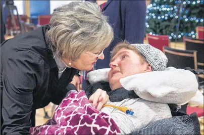  ?? THE CANADIAN PRESS/ANDREW VAUGHAN ?? Louise Misner, left, talks to her daughter, Joellan Huntley, who suffered a catastroph­ic brain injury in a 1996 car accident, at the Kings Regional Rehabilita­tion Centre in Waterville, N.S. on Tuesday. Huntley recently was able to communicat­e with her...