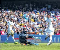  ?? /IMAGO7 ?? Gustavo Matías Alustiza anota gol a Nahuel Guzmán, portero de Tigres, ayer en Ciudad Universita­ria.