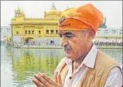 ?? SAMEER SEHGAL/HT ?? AAP candidate Maj Gen (retd) Suresh Khajuria paying obeisance at the Golden Temple in Amritsar on Tuesday.